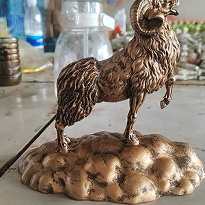 義烏工藝品廠(chǎng)家本廠(chǎng)為涼山客戶(hù)定制活動(dòng)禮品仿銅羊擺件