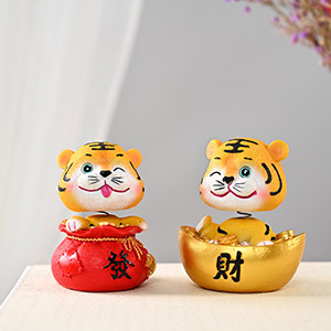 樹(shù)脂工藝品心有萌虎搖頭虎汽車(chē)擺件生肖虎年卡通禮品 樹(shù)脂工藝品心有萌虎搖頭虎汽車(chē)擺件生肖虎年卡通禮品